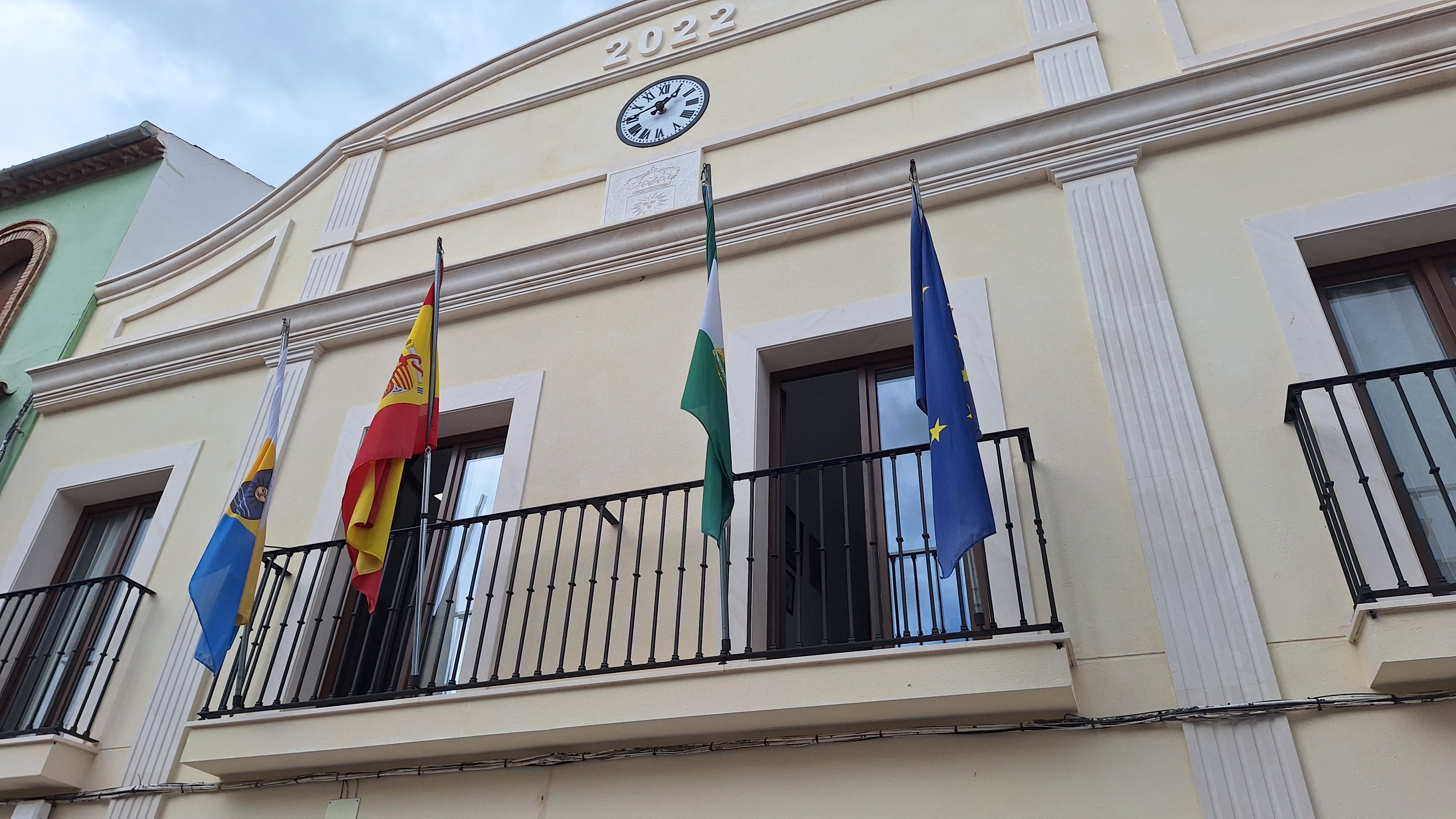 ayto con bandera badolatosa